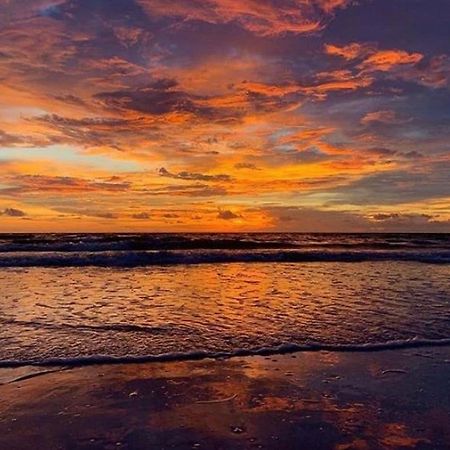 Private Room In A 2 Bedroom 1 Bathroom Shared With Host, On The Beach, Surrounded By Resorts, Only 2 People Max St. Pete Beach Bagian luar foto