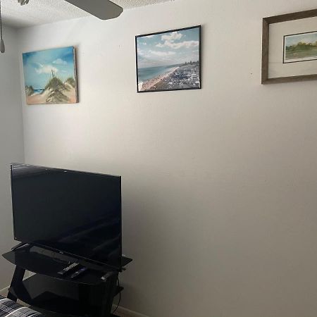 Private Room In A 2 Bedroom 1 Bathroom Shared With Host, On The Beach, Surrounded By Resorts, Only 2 People Max St. Pete Beach Bagian luar foto